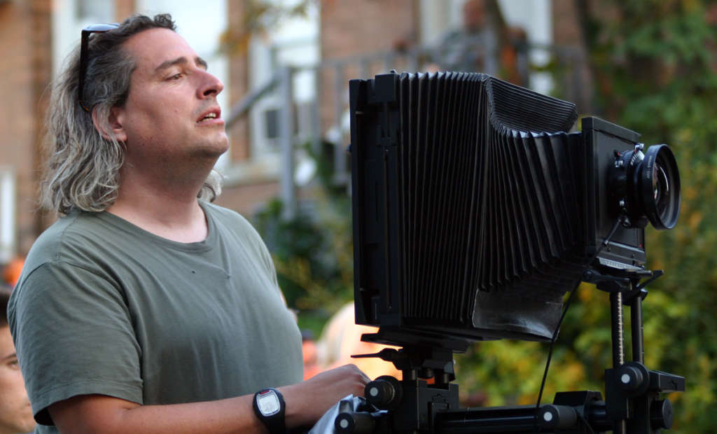 Gregory CrewdsonはHasselblad Sinar8x10大判カメラでショットを並べている。