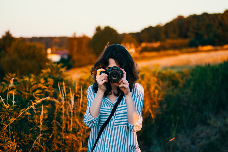 free online digital photography tutorials girl holding camera