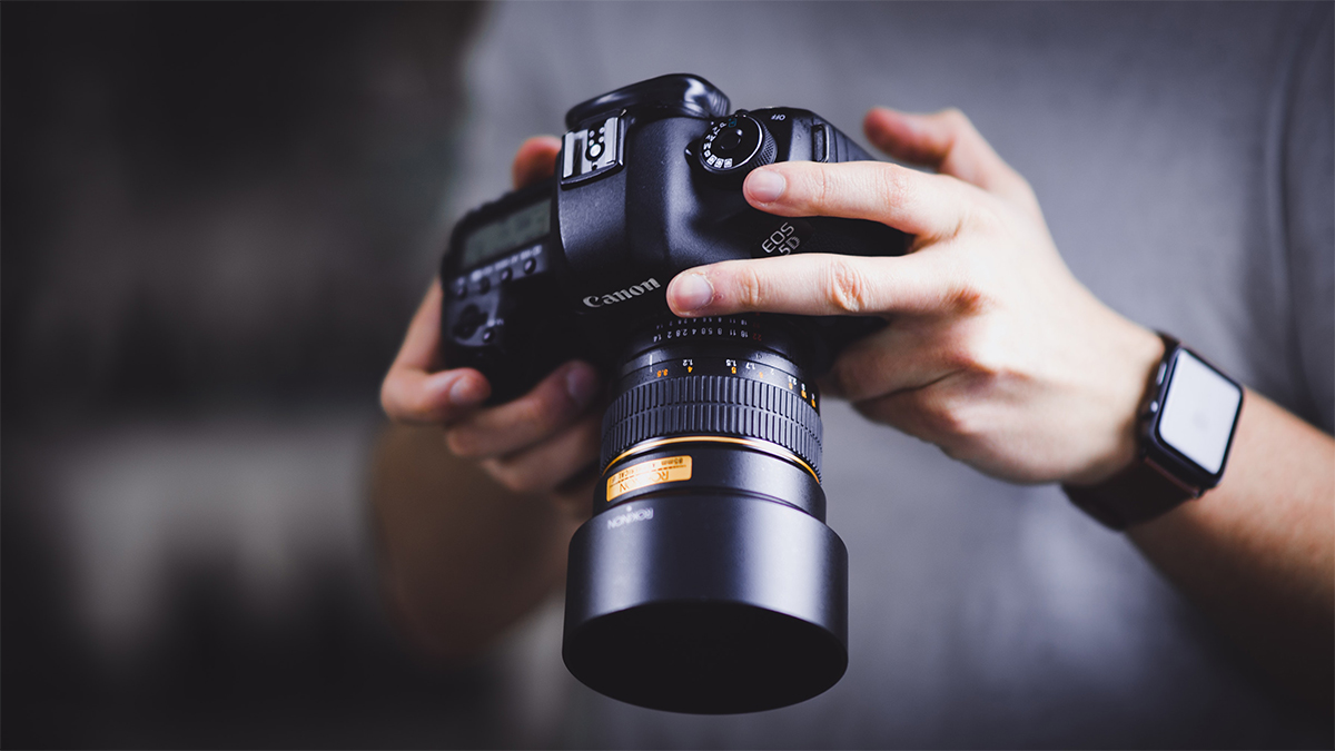 free online digital photography tutorials man holding camera